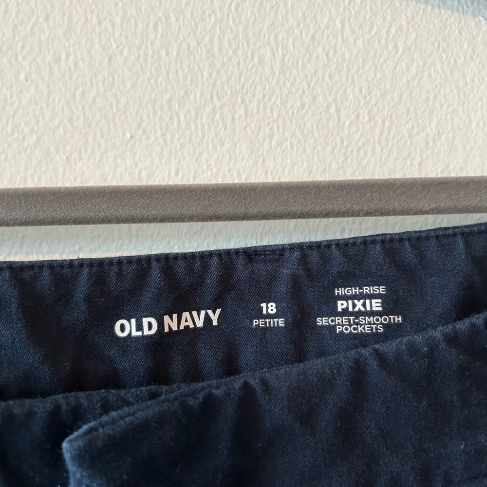Old Navy Skinny Mini khaki in dark navy, Size 18